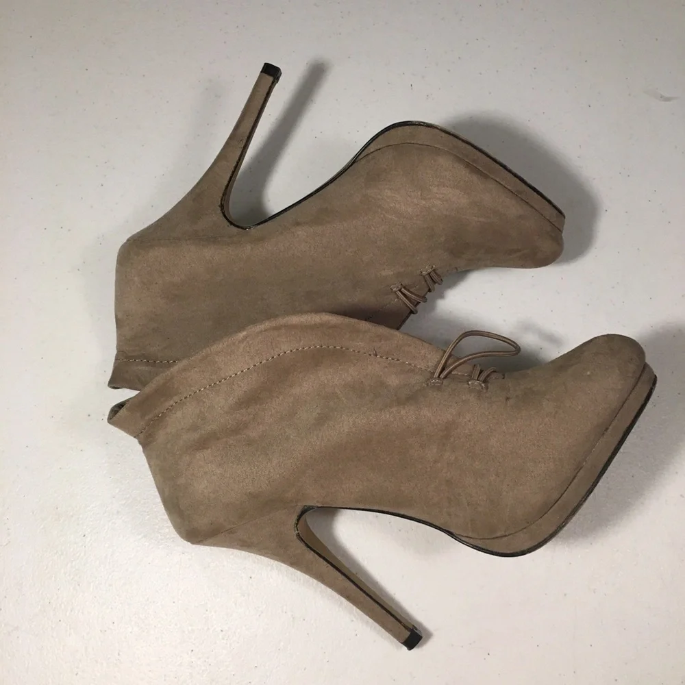 Apt 9 Booties Size 9M button